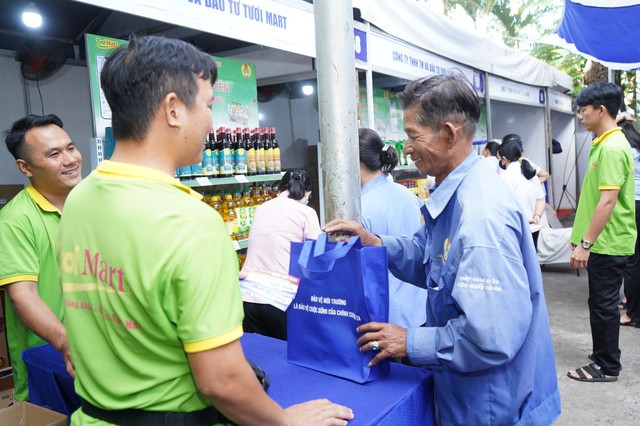 Người lao động khó khăn sắm Tết- Ảnh 1.