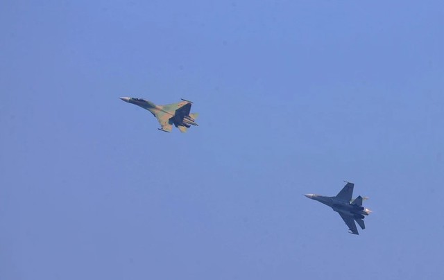 Thủ tướng Phạm Minh Chính dự diễn tập chiến thuật bắn đạn thật có Su-30MKII- Ảnh 8. Thủ tướng Phạm Minh Chính dự diễn tập chiến thuật bắn đạn thật có Su-30MKII- Ảnh 8.
