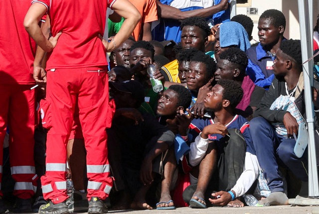 Người di cư tại trung tâm tiếp nhận trên đảo Lampedusa, vùng Sicily - Ý hồi tháng 9-2023  Ảnh: REUTERS
