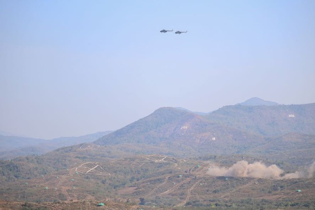 Thủ tướng Phạm Minh Chính dự diễn tập chiến thuật bắn đạn thật có Su-30MKII- Ảnh 7. Thủ tướng Phạm Minh Chính dự diễn tập chiến thuật bắn đạn thật có Su-30MKII- Ảnh 7.