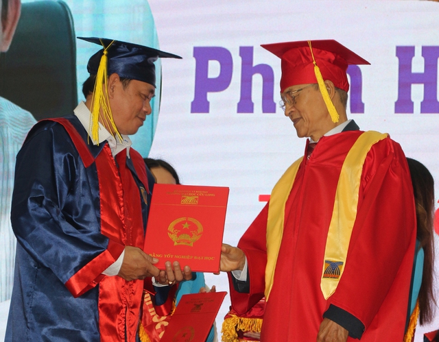 Trường ĐH Cửu Long trao bằng thạc sĩ cho 123 học viên- Ảnh 1.