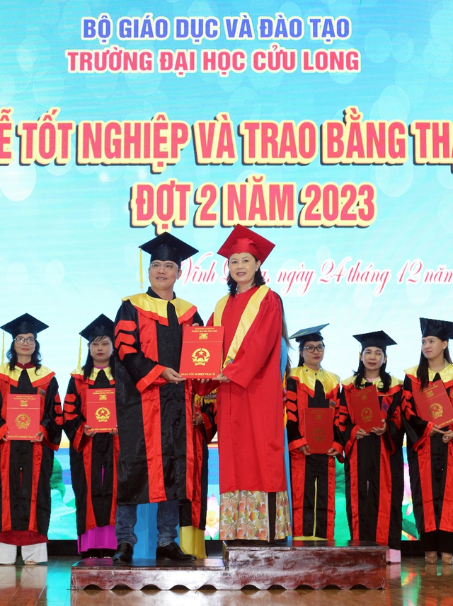 Trường ĐH Cửu Long trao bằng thạc sĩ cho 123 học viên- Ảnh 4.