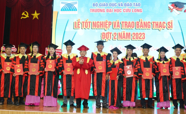 Trường ĐH Cửu Long trao bằng thạc sĩ cho 123 học viên- Ảnh 5.