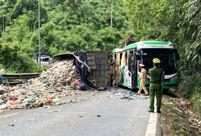 Xe tải và xe khách tông nhau trên đèo Bảo Lộc, 4 du khách nước ngoài bị thương- Ảnh 1.