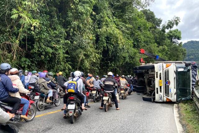 Xe tải và xe khách tông nhau trên đèo Bảo Lộc, 4 du khách nước ngoài bị thương- Ảnh 2.