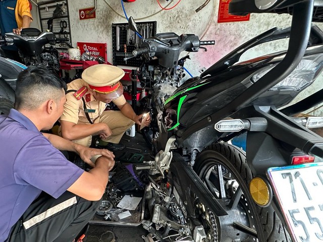 Triệt xoá lò “độ” xe máy lớn có phòng cách âm ở Biên Hòa- Ảnh 1.