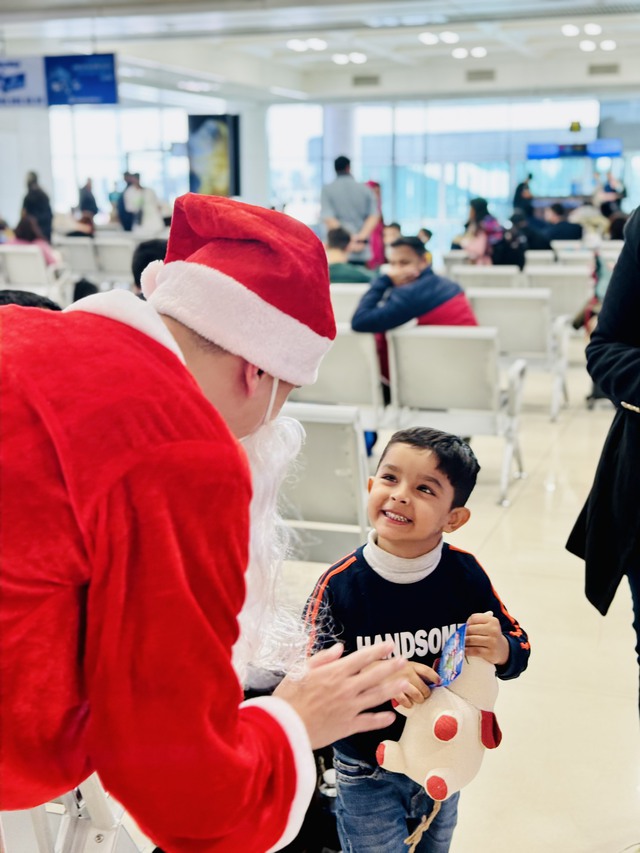 Hành khách bất ngờ nhận quà Giáng sinh tại sân bay, trên máy bay- Ảnh 1.