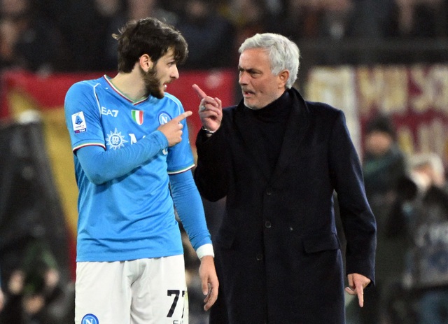 Mourinho lại có hành động lạ với các cầu thủ Napoli- Ảnh 1.