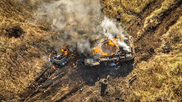 Xe tăng Nga bốc cháy ở Donetsk. Ảnh: Reuters
