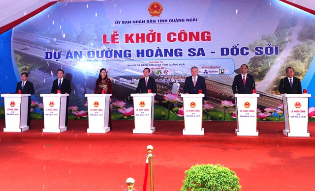 Chủ tịch nước dự lễ Công bố quy hoạch và Khởi công dự án đường Hoàng Sa - Dốc Sỏi ở Quảng Ngãi- Ảnh 1.