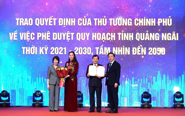 Chủ tịch nước dự lễ Công bố quy hoạch và Khởi công dự án đường Hoàng Sa - Dốc Sỏi ở Quảng Ngãi- Ảnh 3.