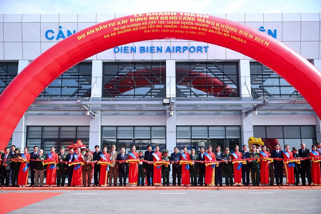 Thủ tướng cắt băng khánh thành dự án mở rộng sân bay Điện Biên- Ảnh 4.