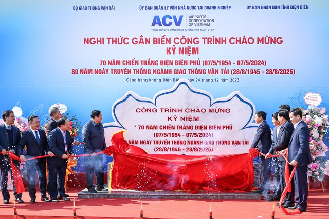 Thủ tướng cắt băng khánh thành dự án mở rộng sân bay Điện Biên- Ảnh 6.