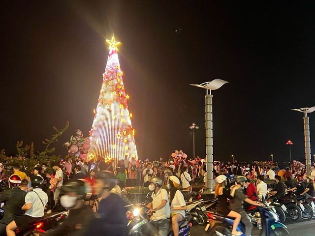 Người dân TP HCM, Bình Dương rộn ràng đón Giáng sinh- Ảnh 18.