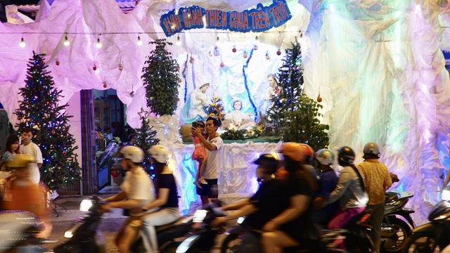 Người dân TP HCM, Bình Dương rộn ràng đón Giáng sinh- Ảnh 9.