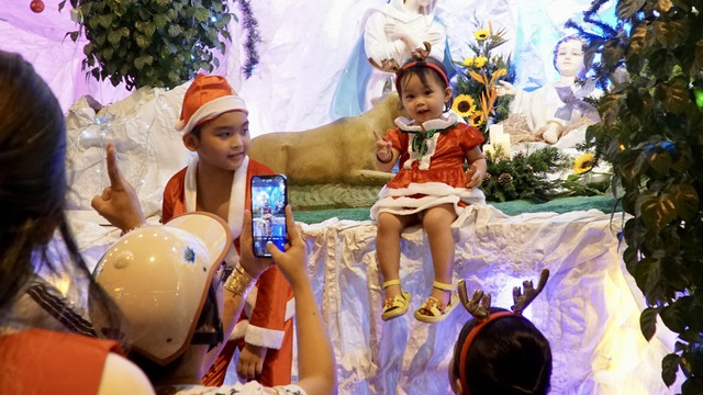 Người dân TP HCM, Bình Dương rộn ràng đón Giáng sinh- Ảnh 7.