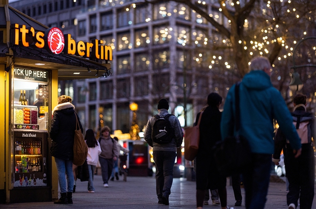 Người dân dạo phố mua sắm Kurfuerstendamm ở thủ đô Berlin - Đức hôm 18-12. Ảnh: REUTERS