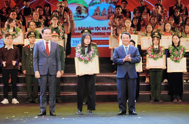 Phó Thủ tướng Trần Lưu Quang và Bộ trưởng, Chủ nhiệm Ủy ban Dân tộc Hầu A Lềnh trao Bằng khen của Bộ trưởng, Chủ nhiệm Ủy ban Dân tộc cho các học sinh giỏi