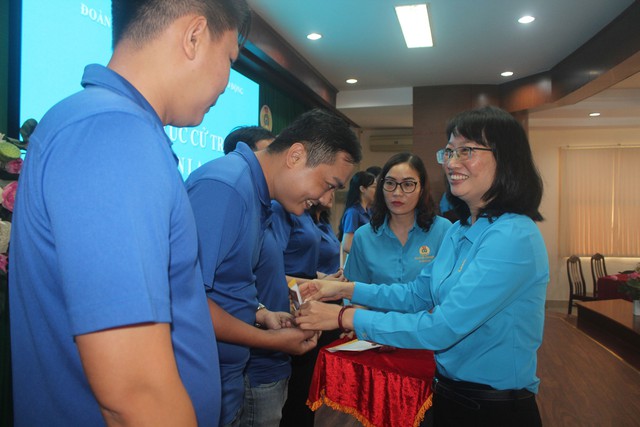 Bà Trần Thị Diệu Thúy, Chủ tịch LĐLĐ TP HCM, tặng quà cho công nhân khó khăn