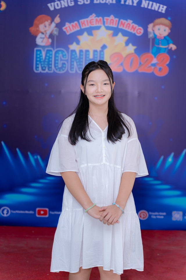 Vũ Sao Mai đến từ Tây Ninh xuất sắc đạt giải ba "Tìm kiếm tài năng MC nhí 2023"- Ảnh 1.