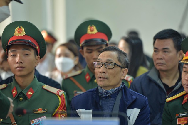 Nhóm cựu sĩ quan quân y nhận "hoa hồng" hơn 7 tỉ đồng từ Việt Á hầu tòa- Ảnh 6.