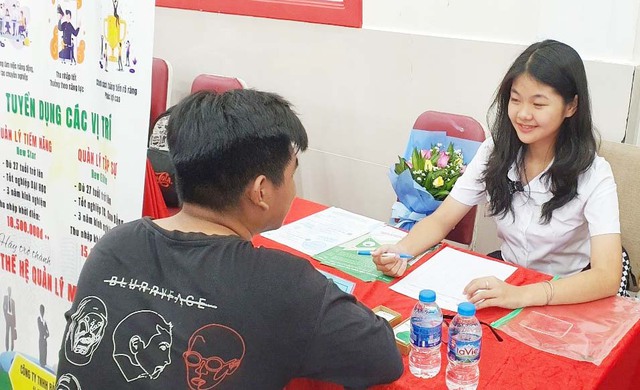Doanh nghiệp phỏng vấn ứng viên tại sàn giao dịch việc làm do Trung tâm Dịch vụ việc làm TP HCM tổ chức