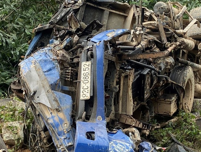 Xe ben biến dạng sau tai nạn trên cao tốc La  Sơn – Túy Loan- Ảnh 2.