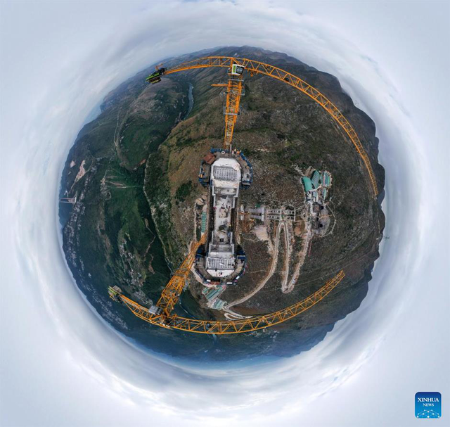 Trung Quốc xây cầu cao nhất thế giới ẩn sâu trong hẻm núi- Ảnh 2.