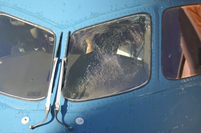 Máy bay Vietnam Airlines bị rạn nứt kính buồng lái đã về tới Hà Nội- Ảnh 1.