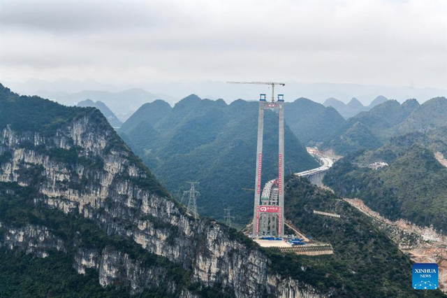 Trung Quốc xây cầu cao nhất thế giới ẩn sâu trong hẻm núi- Ảnh 1.