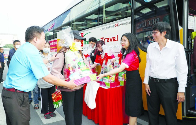 Hành khách trên những “Chuyến xe hạnh phúc” năm 2023 được Saigon Co.op tặng quà Tết, chăm lo ăn uống trong suốt hành trình