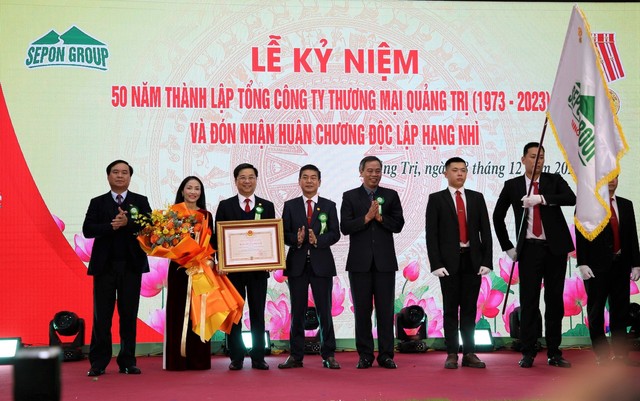 Công ty CP Tổng Công ty Thương mại Quảng Trị đón nhận Huân chương độc lập hạng Nhì- Ảnh 1.