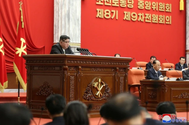 Nhà lãnh đạo Triều Tiên Kim Jong-un dự cuộc họp toàn thể của Ủy ban Trung ương đảng Lao động Triều Tiên tại Bình Nhưỡng. Ảnh do KCNA công bố ngày 28-12. Ảnh: Reuters
