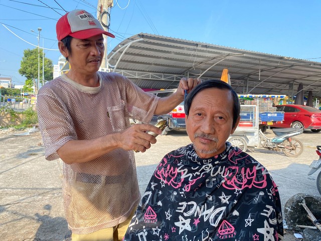Ông Trần Phước Hoàng hớt tóc miễn phí cho ông Võ Minh Thu