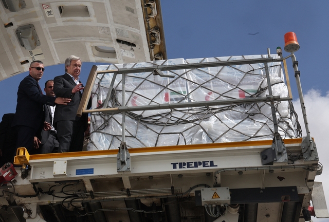 Tổng Thư ký Liên Hiệp Quốc Antonio Guterres kiểm tra hàng viện trợ chuẩn bị đến Dải Gaza tại sân bay Al Arish (Ai Cập) ngày 20-10Ảnh: REUTERS
