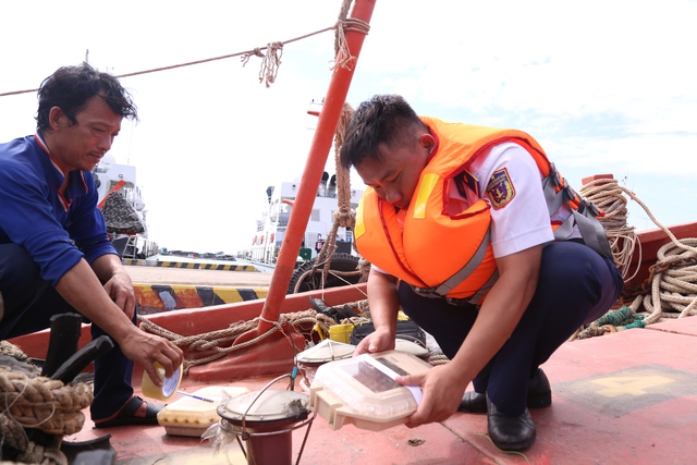 Vùng Cảnh sát biển 4 bắt giữ hàng chục tàu cá vi phạm- Ảnh 3.