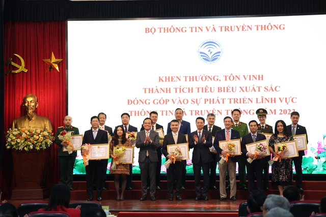 Phó Thủ tướng Trần Lưu Quang và Bộ trưởng Nguyễn Mạnh Hùng trao khen thưởng cho các tập thể, cá nhân đạt thành tích tiêu biểu xuất sắc, đóng góp vào sự phát triển các lĩnh vực thông tin - truyền thông năm 2023Ảnh: Hải Minh