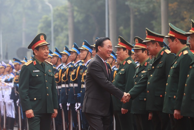 Chủ tịch nước Võ Văn Thưởng cùng các lãnh đạo Quân ủy Trung ương, Bộ Quốc phòng Ảnh: Minh Trần