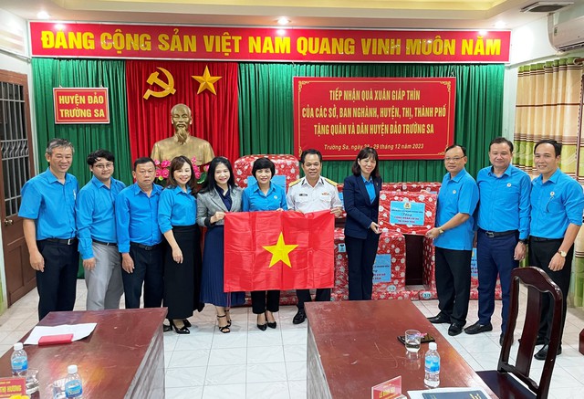 LĐLĐ tỉnh Khánh Hòa trao 1.000 lá cờ từ chương trình “Tự hào cờ Tổ quốc” do Báo Người Lao Động phát động cho Công đoàn huyện đảo Trường SaẢnh: KỲ NAM