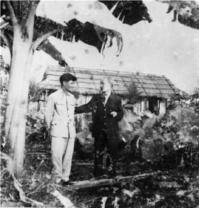 Bác Hồ với Đại tướng Nguyễn Chí Thanh trong chuyến công tác miền Trung vào tháng 6-1957 Ảnh: BẢO TÀNG ĐẠI TƯỚNG NGUYỄN CHÍ THANH