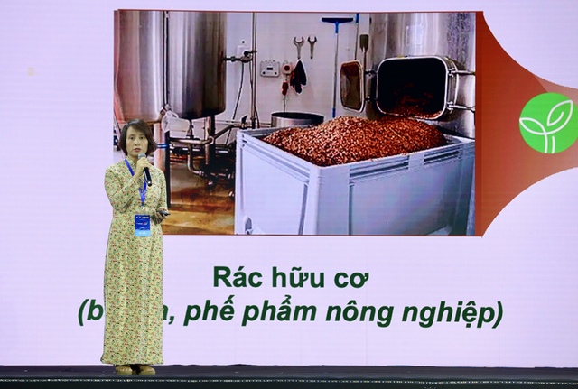 Chị Đỗ Hồng Hạnh, CEO Buyo Bioplastics, thuyết trình tại chương trình Tuần lễ Khởi nghiệp và đổi mới sáng tạo TP HCM 2023 Ảnh: Hoàng Triều