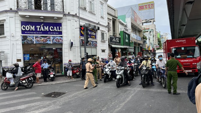 CSGT lập chốt đo nồng độ cồn trên đường Phạm Ngũ Lão, quận Gò Vấp, TP HCM