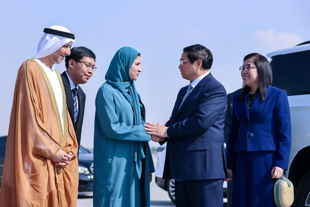 Bà Sarah Al Amiri - Bộ trưởng Giáo dục công và Công nghệ UAE, Chủ tịch Cơ quan Vũ trụ UAE - tiễn Thủ tướng Phạm Minh Chính  và phu nhân tại sân bay ngày 3-12 Ảnh: VGP
