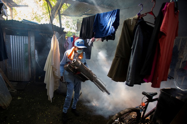 Nhân viên y tế Nicaragua phun trừ muỗi tại thủ đô Managua vào tháng 11-2023 Ảnh: REUTERS