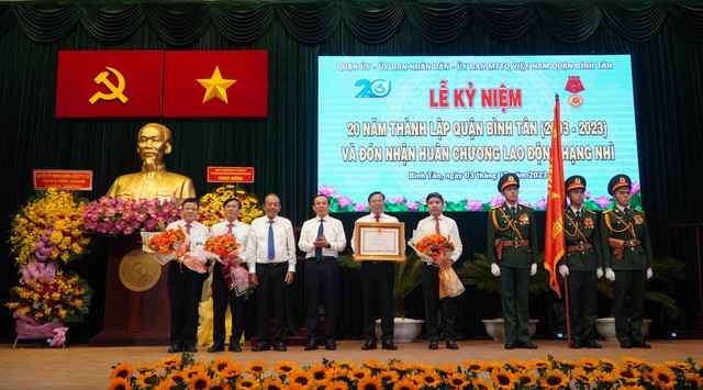 Quận Bình Tân đón nhận Huân chương Lao động hạng Nhì- Ảnh 1.