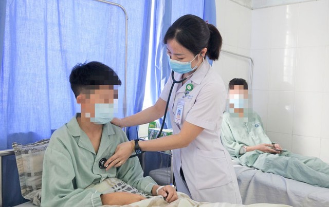 Nam học sinh bị ngộ độc thuốc lá điện tử được điều trị tại Bệnh viện Bãi Cháy, tỉnh Quảng Ninh Ảnh: NGỌC DUNG