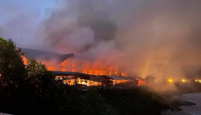CLIP: Cảnh tro tàn sau khi chợ lớn nhất huyện ở Thừa Thiên - Huế bị cháy- Ảnh 1.