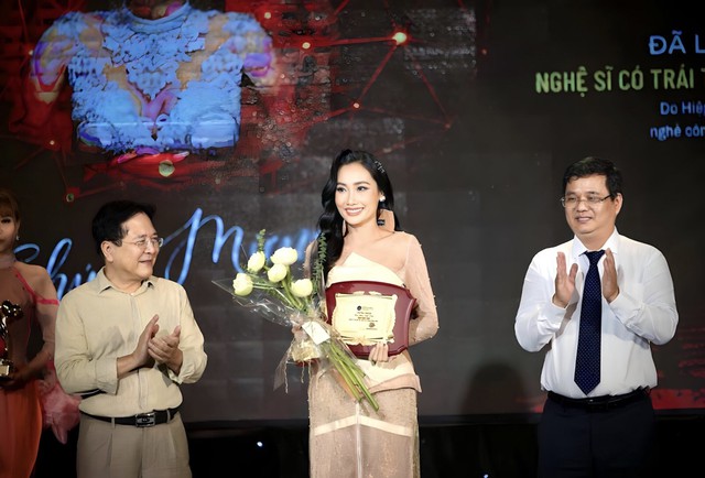Hoa hậu Huỳnh Thi được vinh danh nghệ sĩ vì cộng đồng 2023- Ảnh 1.