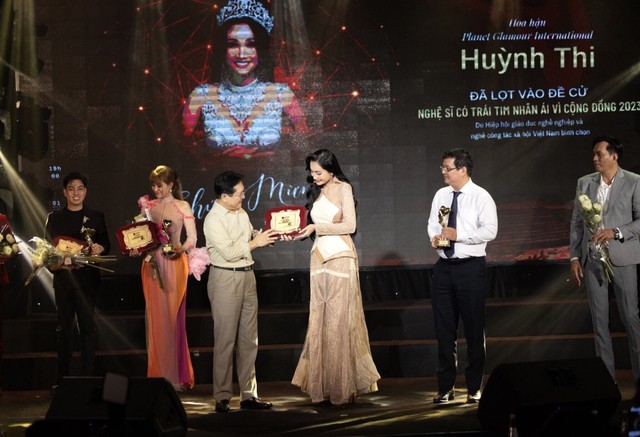 Hoa hậu Huỳnh Thi được vinh danh nghệ sĩ vì cộng đồng 2023- Ảnh 4.