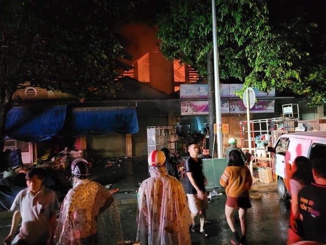 CLIP: Cảnh tro tàn sau khi chợ lớn nhất huyện ở Thừa Thiên - Huế bị cháy- Ảnh 2.